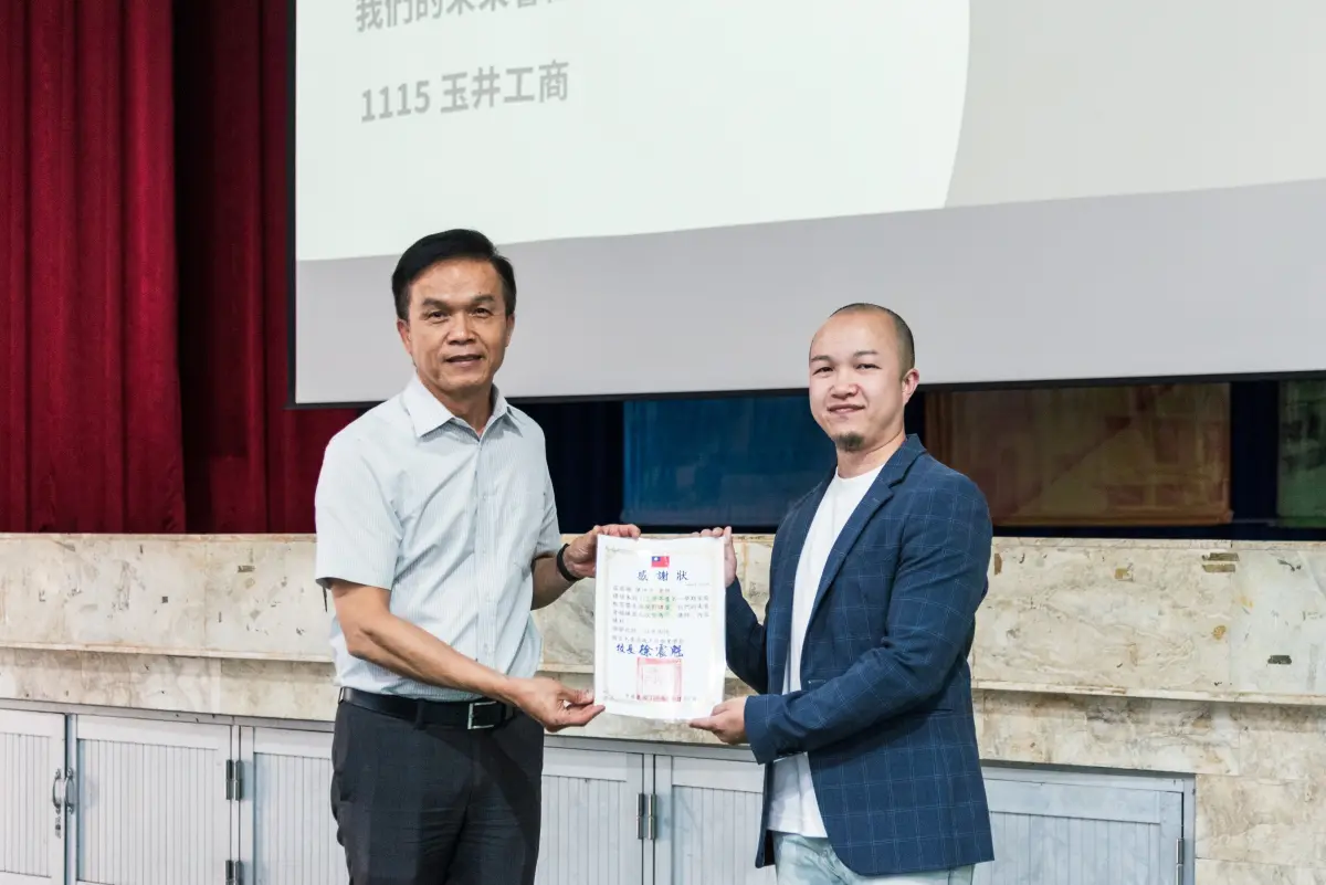 ▲鄉育教育基金會攜手 XCHOOL 跨域素養協會陳坤平秘書長，於台南玉井工商舉行主題講座。（圖／品牌提供）