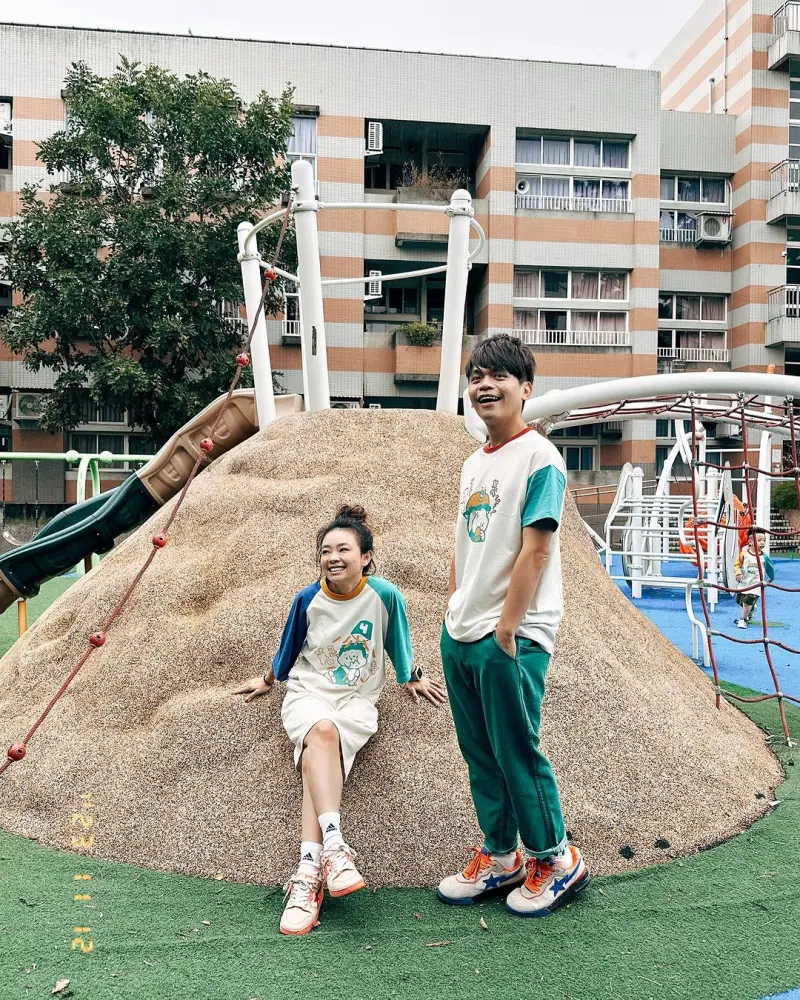 ▲二伯（左）跟蔡阿嘎結婚後，也當起YouTuber，還創立自己的品牌。（圖／二伯IG）