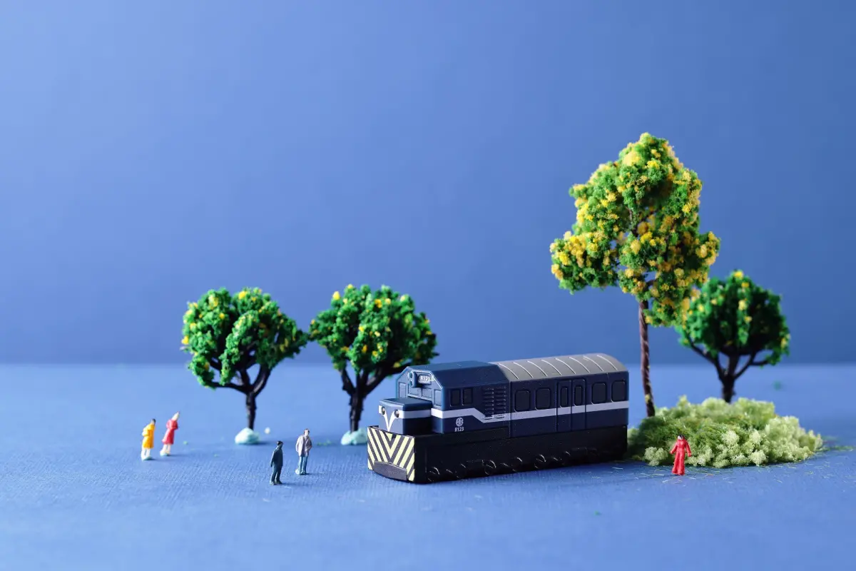 ▲鐵道迷看過來，一卡通與台鐵局將於11月20日推出「藍皮解憂號造型一卡通」，帶大家重返舊時光，而且嗶卡搭車、消費付款或儲值時，車頭的LED燈還會亮起。（圖／一卡通提供）