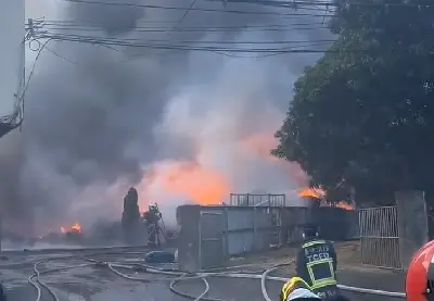 ▲台中神岡廠房間住家17日凌晨發生嚴重火警，最終造成一家5口「1死2傷」。（圖／翻攝畫面）