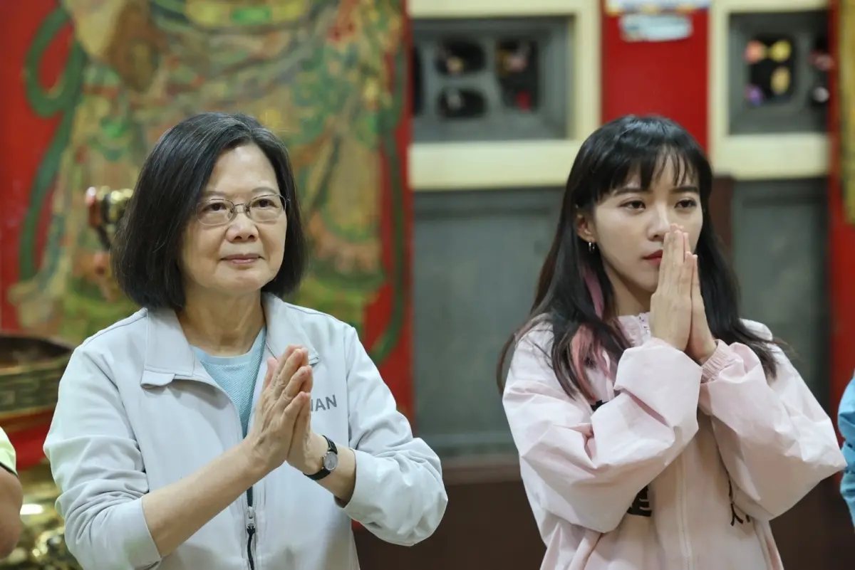 ▲總統蔡英文今（17）日前往高雄，與民進黨第六選區立委參選人黃捷一起到意誠堂參拜。（圖／黃捷競總提供）