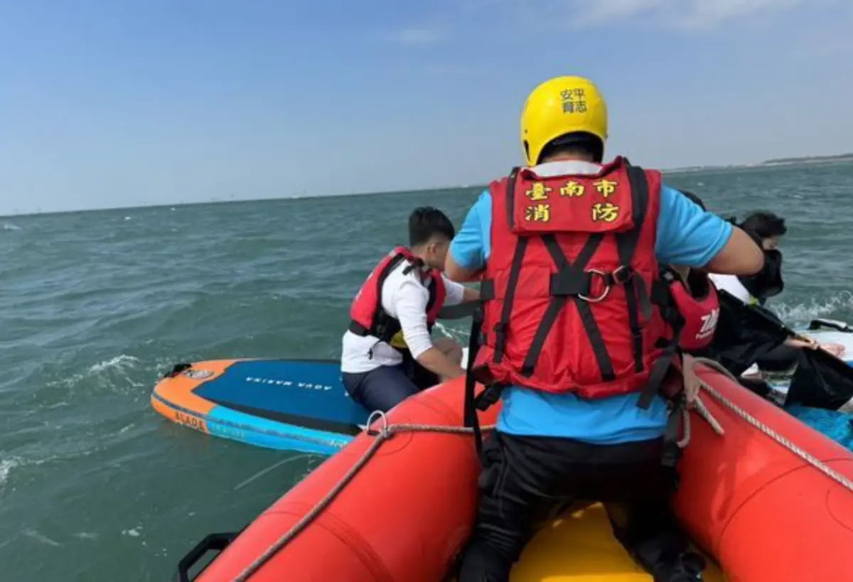 ▲台南某科大學生前往漁光島玩SUP，由於海象不佳以及體力透支，共有16名學生無法自行返回。（圖／翻攝畫面）