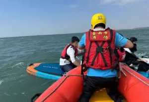 台南某科大生漁光島玩SUP立槳！16人體力不支　消防緊急救援
