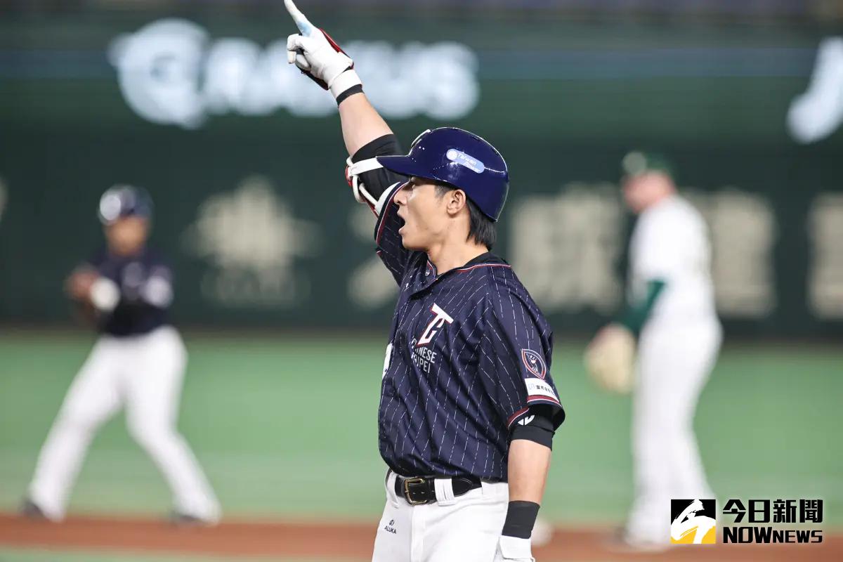 ▲2023亞冠賽中華隊外野手陳傑憲在延長賽第10局敲出關鍵安打。（圖／記者葉政勳攝 , 2023.11.17）