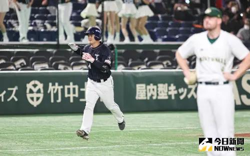 ▲2023亞冠賽中華隊二壘手林靖凱在延長賽第10局敲出滿貫全壘打幫助中華隊拉開比數為6:0。(圖/記者葉政勳攝 , 2023.11.17) ▲2023亞冠賽中華隊二壘手林靖凱在延長賽第10局敲出滿貫全壘打幫助中華隊拉開比數為6:0。(圖/記者葉政勳攝 , 2023.11.17)