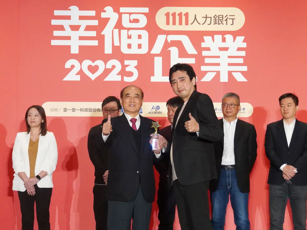 ▲雲豹能源連續二年蟬聯1111幸福企業大賞科技研發類「金獎」榮譽！獎項由前立法院長王金平頒發給雲豹能源總管理部資深經理何宗軒。（圖／品牌提供）