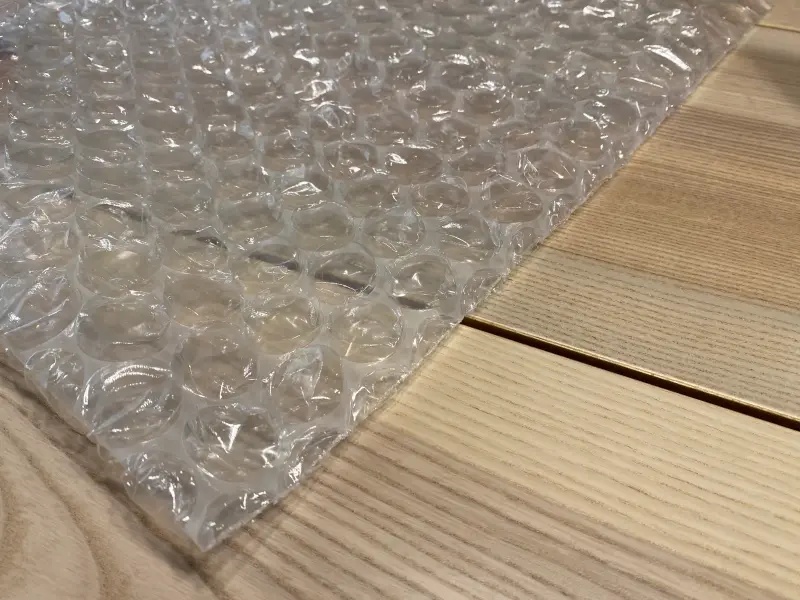 ▲家中有氣泡紙先別丟，日本慶應義塾大學理工學部教授推薦用來貼在窗戶上，可以幫助家裡升溫！（示意圖／記者徐銘穗攝）