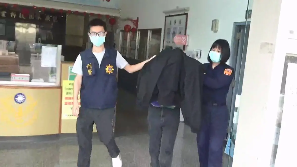 ▲劉女坦承為剛面交新臺幣20萬元之「虛擬幣商」，依法帶回勤務處所查證，並積極調閱監視器（圖／嘉義縣警察局布袋分局提供）
