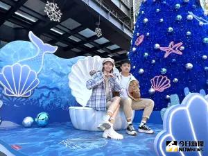 台中新光三越星願耶誕樹亮相 全台最美耶誕打卡地標 ▲台中新光三越星願耶誕樹今日亮相,洋溢海底世界的童話色彩,帶給民眾滿滿驚喜與幸福感。(圖/記者金武鳳攝,2023.11.17)