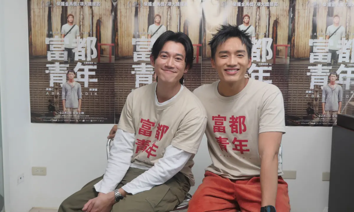 ▲吳慷仁（左）和陳澤耀為戲在雞舖打工，吳慷仁熱心表示，要教戰陳澤耀演床戲怎麼貼防護。（圖／MOMOTV）