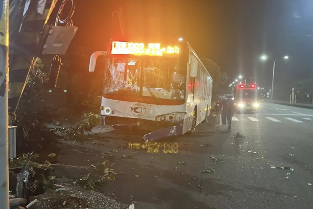 ▲今（17）日淡水客運一部載有40多名乘客的公車，行經三芝區四棧橋附近時，不慎衝上人行道，導致路邊電線桿被撞歪，公車站牌也被撞倒，車上40多人與黃姓公車司機都只有受到驚嚇，無人受傷，（圖／翻攝畫面）