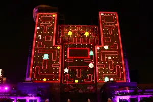 今年的3D光雕投影秀創下耶誕城「史上投影範圍最廣」的聲光秀展演紀錄,主燈秀時間為每日17時30分至24時,每半點、整點一次。(圖/記者陳明中攝) ▲今年的3D光雕投影秀創下耶誕城「史上投影範圍最廣」的聲光秀展演紀錄,主燈秀時間為每日17時30分至24時,每半點、整點一次。(圖/記者陳明中攝)
