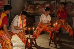 ▲郭子乾（左二）和劉香慈接受「夜間訓練」。