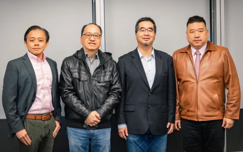 ▲藍白合三位民調專家今晚在馬英九基金會挑燈夜戰，左起分別是國民黨推薦文化大學新聞系教授莊伯仲、馬英九推薦政大政治系主任陳陸輝、馬英九基金會執行長蕭旭岑、民眾黨推薦求真民調公司總經理關智宇。（圖／國民黨提供）