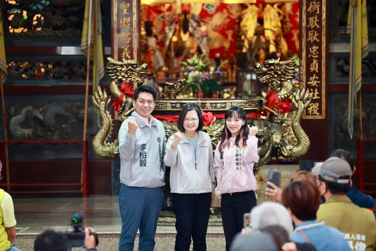 ▲總統蔡英文今天南下高雄與左營楠梓區立委候選人李柏毅，以及第六選區黃捷，一同到意誠堂關帝廟參拜，蔡英文向選民們大力推薦年輕世代的李柏毅、黃捷。（圖／翻攝畫面）