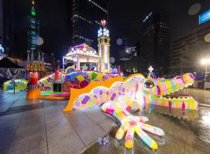 蜥望之塔位在2F夢廣場,取材自著名地標奎爾公園蜥蜴,乘載著對美的想像,藉由蜿蜒橋樑的引導,皆能通向美的大道,並能與他人分享生命中的美好。(圖/統一時代百貨提供) ▲蜥望之塔位在2F夢廣場,取材自著名地標奎爾公園蜥蜴,乘載著對美的想像,藉由蜿蜒橋樑的引導,皆能通向美的大道,並能與他人分享生命中的美好。(圖/統一時代百貨提供)