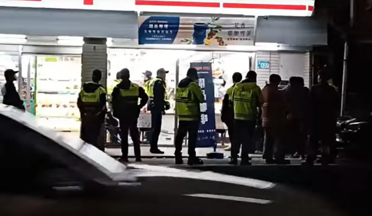 ▲17日深夜，鄭姓男子積欠何姓男子60萬元賭債，雙方約在淡水區淡金路某超商談判，疑似談判破裂，何男竟掏出1把改造手槍，之後兩派人馬發生混戰，警方獲報後火速趕抵，並將現場的何男等6人帶回。（圖／翻攝畫面）