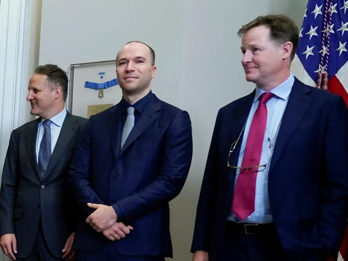 ▲OpenAI共同創辦人兼總裁布羅克曼（中間者）宣布辭職。資料照。（圖／美聯社／達志影像）