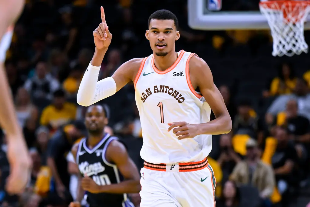 ▲李亦伸認為週六的比賽馬刺仍然不敵勇士，將吞下十一連敗。（圖／美聯社／達志影像）