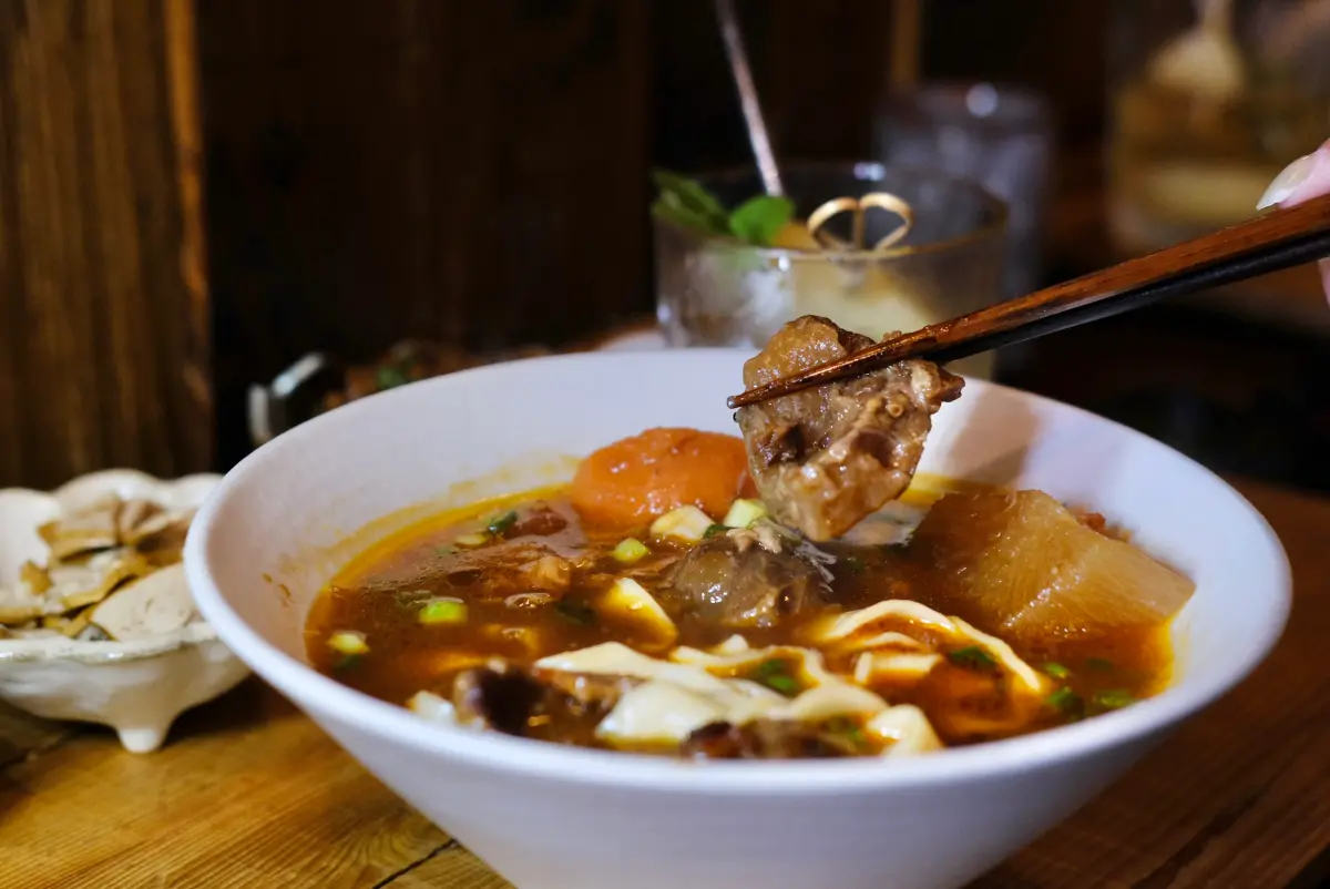 ▲被網友稱為全台最難預約牛肉麵「門前隱味牛肉麵」，想拿到位子通常要2年後，今（7）日爆出吳姓老闆於今年9月時被台北市警方抓到酒駕，老闆透過臉書道歉回應此事。（圖／記者葉盛耀攝）