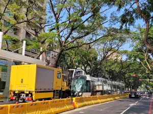 ▲今日行車測試，自C30車站以路軌兩用車拖曳輕軌列車滑行測試。（圖／高市府捷運局提供）