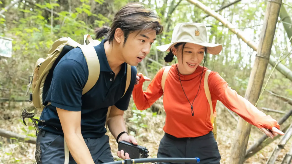 ▲徐若瑄（右）看到穿山甲的大便後超級興奮，逼得好友陳柏霖獻出他的第一次聞大便。（圖／灰魚影像提供）