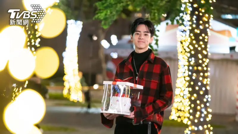 ▲好萊塢男星劉敬，今年擔任「新北歡樂耶誕城」的廣告大使，也在大庭廣眾之下獻出他的第一次廣告拍攝，讓他直呼有些害羞。（圖／TVBS提供）