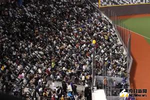 ▲台北大巨蛋預備賽開放1.3萬名觀眾，現場氣氛不錯。（圖／記者陳明中攝）