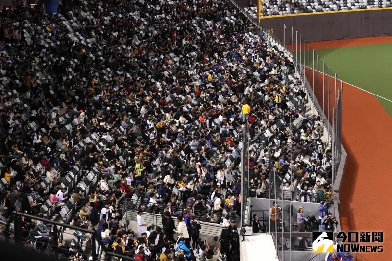 ▲台北大巨蛋外野將加開4000席次，1000張現場購票。（圖／記者陳明中攝）