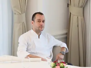 20年廚藝資歷的Fabien Vergé,生長於非洲西部的象牙海岸,遊歷里昂、巴黎及香港等,並曾任職巴黎米其林三星餐廳Le Meurice,也曾獨立於台北開設餐廳,並曾獲米其林一星殊榮。(圖/高雄萬豪酒店提供) ▲20年廚藝資歷的Fabien Vergé,生長於非洲西部的象牙海岸,遊歷里昂、巴黎及香港等,並曾任職巴黎米其林三星餐廳Le Meurice,也曾獨立於台北開設餐廳,並曾獲米其林一星殊榮。(圖/高雄萬豪酒店提供)