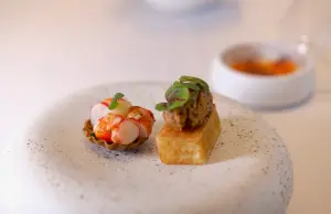 套餐中的首道料理「鮭魚卵|西班牙紅蝦|章魚」中,就嚐得到各式新鮮的鮮甜。(圖/記者葉盛耀攝) ▲套餐中的首道料理「鮭魚卵|西班牙紅蝦|章魚」中,就嚐得到各式新鮮的鮮甜。(圖/記者葉盛耀攝)