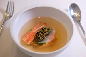 湯品「龍蝦|日式高湯|魚子醬」就已可嚐到多種高檔海鮮食材。(圖/記者葉盛耀攝) ▲湯品「龍蝦|日式高湯|魚子醬」就已可嚐到多種高檔海鮮食材。(圖/記者葉盛耀攝)