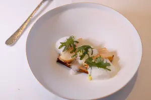 「干貝|大蔥|大蒜」裡頭有滿滿的大蔥元素與大蒜香氣,很有日本菜系的滋味。(圖/記者葉盛耀攝) ▲「干貝|大蔥|大蒜」裡頭有滿滿的大蔥元素與大蒜香氣,很有日本菜系的滋味。(圖/記者葉盛耀攝)