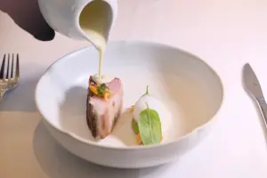 「野生鰤魚|花椰菜|蛤蜊」則有鰤魚輕煎過表面,最後淋上的柚香風味奶油醬汁,很畫龍點睛。(圖/記者葉盛耀攝) ▲「野生鰤魚|花椰菜|蛤蜊」則有鰤魚輕煎過表面,最後淋上的柚香風味奶油醬汁,很畫龍點睛。(圖/記者葉盛耀攝)