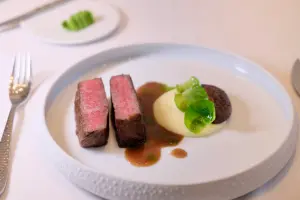 主菜「A5和牛|馬鈴薯|香菇」中除了牛排,還有韭菜、香菇等亞洲元素。(圖/記者葉盛耀攝) ▲主菜「A5和牛|馬鈴薯|香菇」中除了牛排,還有韭菜、香菇等亞洲元素。(圖/記者葉盛耀攝)