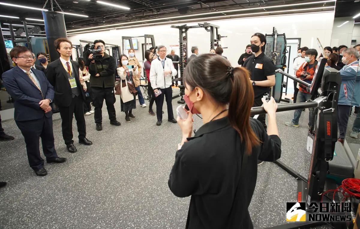 ▲詹益聖指出，有別於傳統的醫療環境設計，含括跨專科整合式門診、檢查治療、運動營養與心理諮詢多元服務，並聘有專業運動訓練師提供一對一運動指導及訓練。（圖／記者李春台攝，2023.11.18）