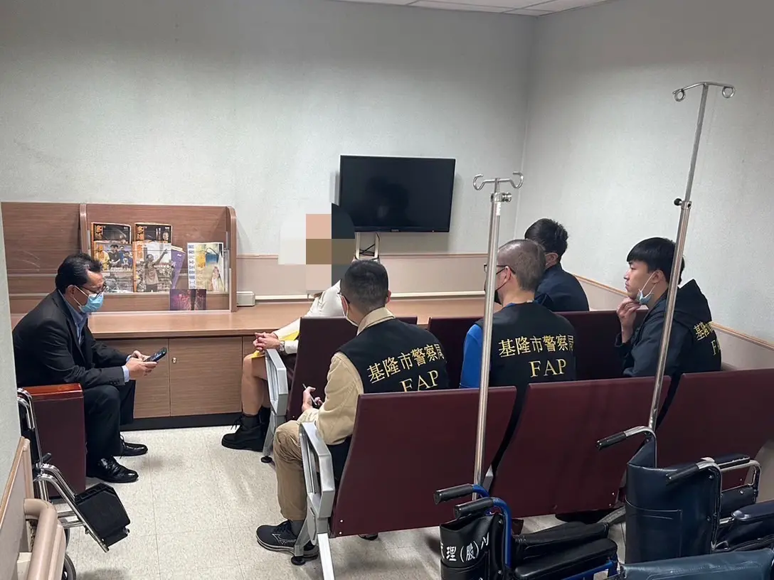 ▲海洋大學馬國男大生遭砍身亡，馬國駐台單位陪抵台家屬，由警方說明案情。（圖 ／基隆市政府警察局提供）