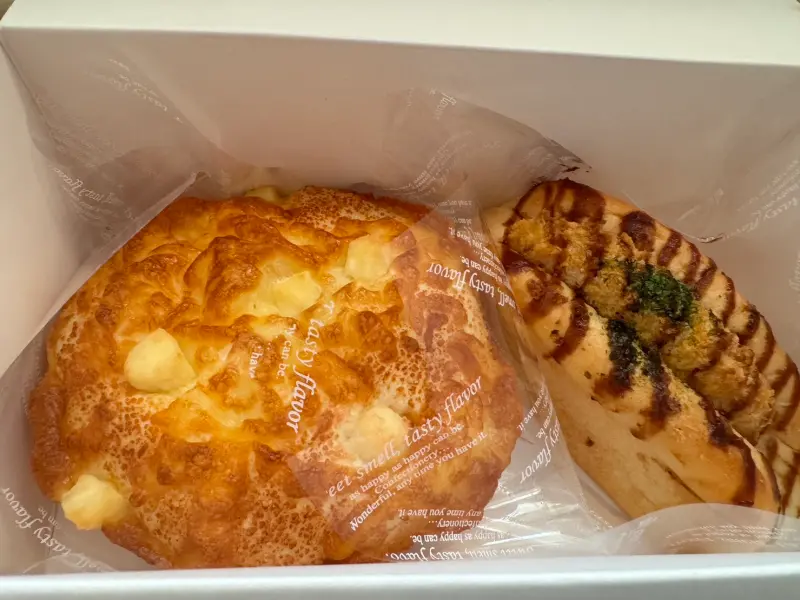 ▲阪急麵包由新品起司披薩加入起司季陣容（左）；日式可樂餅麵包，帶有濃濃日本風（右）。（圖／記者鍾怡婷攝）