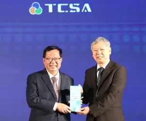 ▲台灣港務公司獲TCSA台灣企業永續獎，由董事長李賢義(右)代表受獎。(圖／台灣港務公司提供)