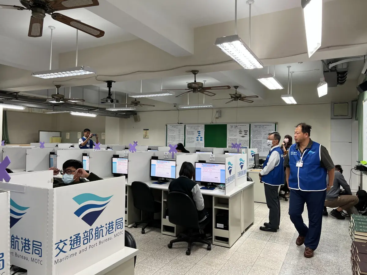 ▲航港局副局長劉志鴻視察高雄考場。（圖／航港局提供）