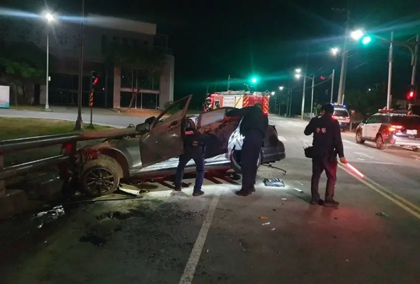 ▲19日凌晨，高雄大寮區至學路附近，發生一起車禍事故，一台賓士轎車不明原因失控撞路邊護欄，40歲陳姓男駕駛受困車內，送醫搶救不治。（圖／民眾提供）