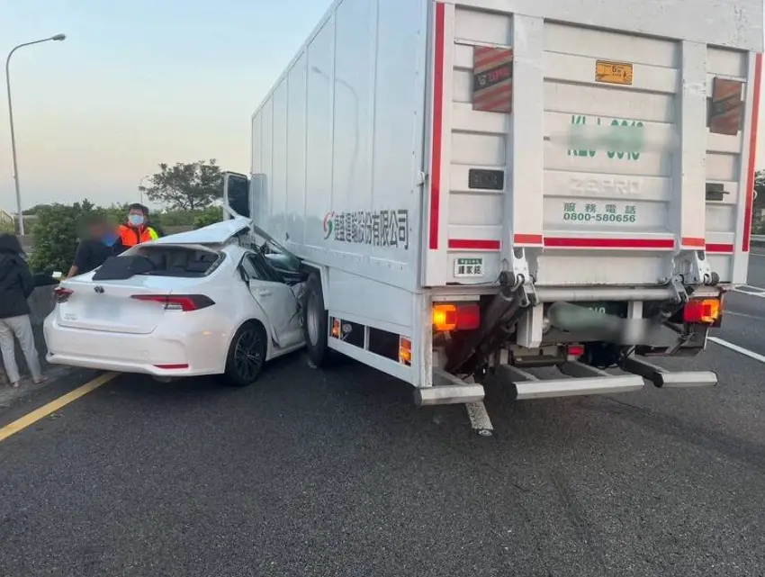 ▲19日清晨，國道1號中山高北上麻豆交流道出口，發生一起車禍事故，一台貨車與自小客車發生碰撞，3人受傷送醫。（圖／翻攝畫面）