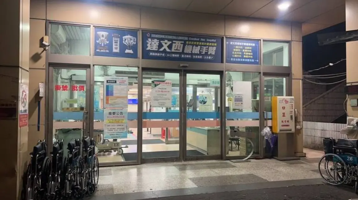 ▲19日凌晨，衛生福利部口腔健康司司長賴向華，於睡夢中突然失去呼吸心跳，經緊急送醫搶救後仍宣告不治，享年56歲。目前初判死因，疑為天冷引發急性心肌梗塞。（圖／翻攝畫面）