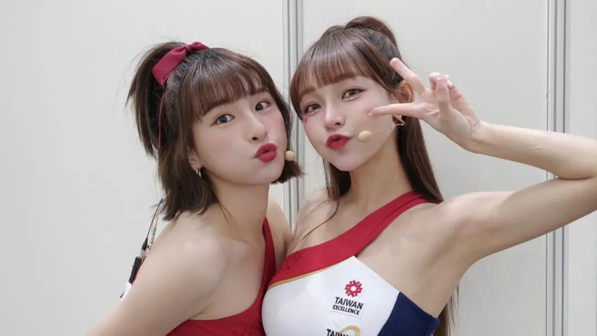 ▲峮峮（左）與林襄（右）合體了，重現今年3月的WBC經典女孩啦啦隊，替亞冠賽中華隊加油，照片也吸引6萬人朝聖，形容是「天花板組合！」（圖／林襄IG）