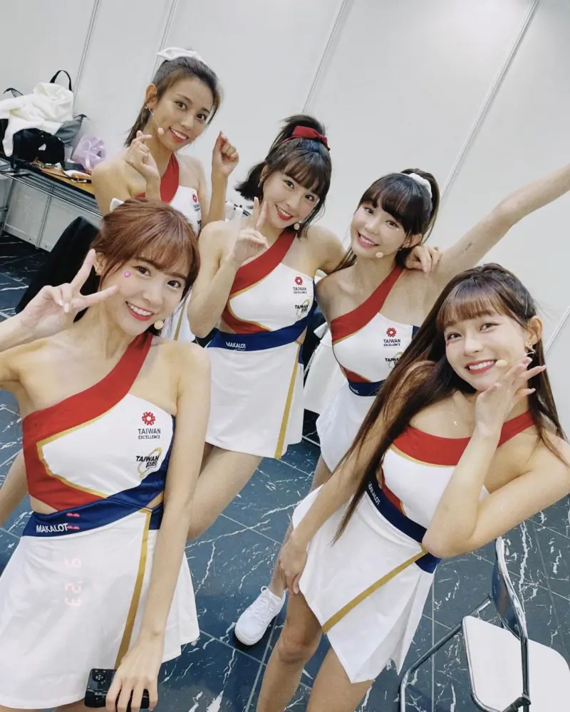 ▲峮峮（上排中）、貴貴（上排左）、Yuri（上排右）、孟潔（下排左）、林襄（下排右）日前到日本參加台灣形象展。（圖／峮峮IG）
