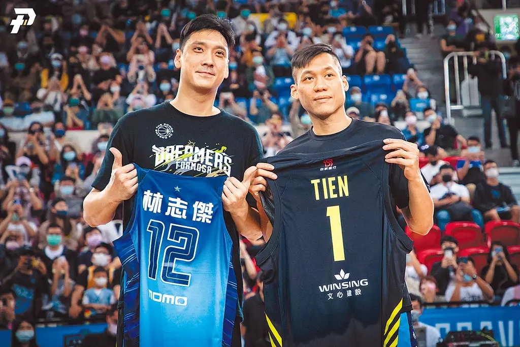 ▲田壘、林志傑之間的對抗創造了經典的「俠獸對決」，也是SBL初期的票房保證。圖為P.League+賽事，田林二人賽後交換球衣。（圖／PLG提供）
