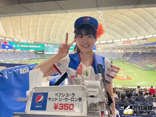▲東京巨蛋內場邊穿梭服務的「啤酒女孩」，構成日本棒球文化最具代表性的觀賽風景。東京巨蛋啤酒妹Mizukiさん，提到自己販賣一天最多可以到296杯左右。（圖／NOWnews資料照）