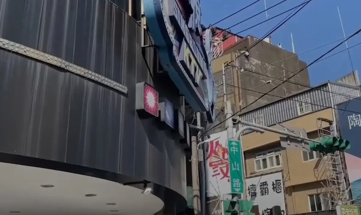 ▲19日清晨，桃園中壢區大同路某KTV，發生酒客打架鬥毆事件，現場一名26歲的余姓男子，胸口遭利刃捅傷，送醫傷重不治。（圖／翻攝畫面）