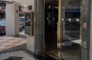 19日清晨,桃園中壢區大同路某KTV,發生酒客打架鬥毆事件,現場一名26歲的余姓男子,胸口遭利刃捅傷,送醫傷重不治。(圖/翻攝畫面) ▲19日清晨,桃園中壢區大同路某KTV,發生酒客打架鬥毆事件,現場一名26歲的余姓男子,胸口遭利刃捅傷,送醫傷重不治。(圖/翻攝畫面)