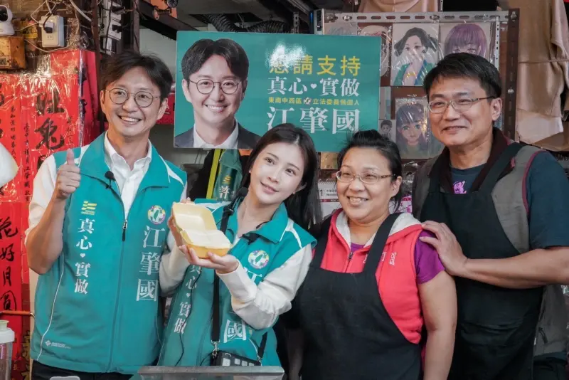 ▲鄭家純全國跑透透拍攝「這一票很純」節目，與立法委員參選人江肇國市場掃街拜票(圖／江肇國提供2023.11.19)